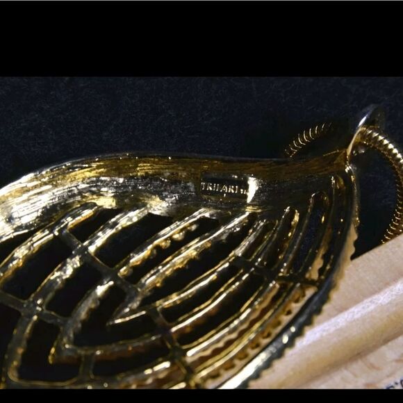Vintage TRIFARI Goldtone Abstract Leaf Pendant 3"L Necklace & Snake Chain 36"L - Picture 5 of 5